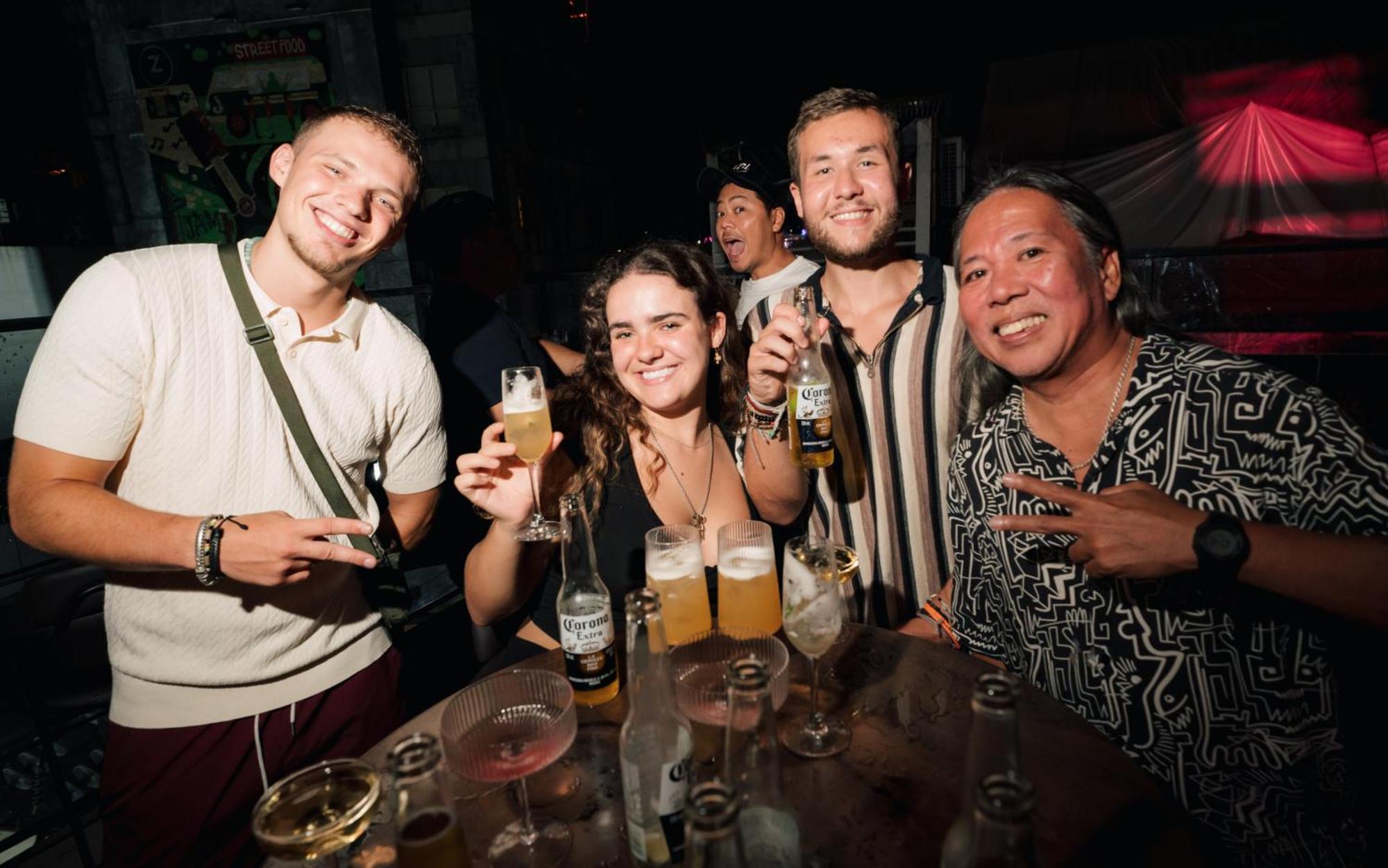 マカティ Mad Monkey Manilaホステル エクステリア 写真