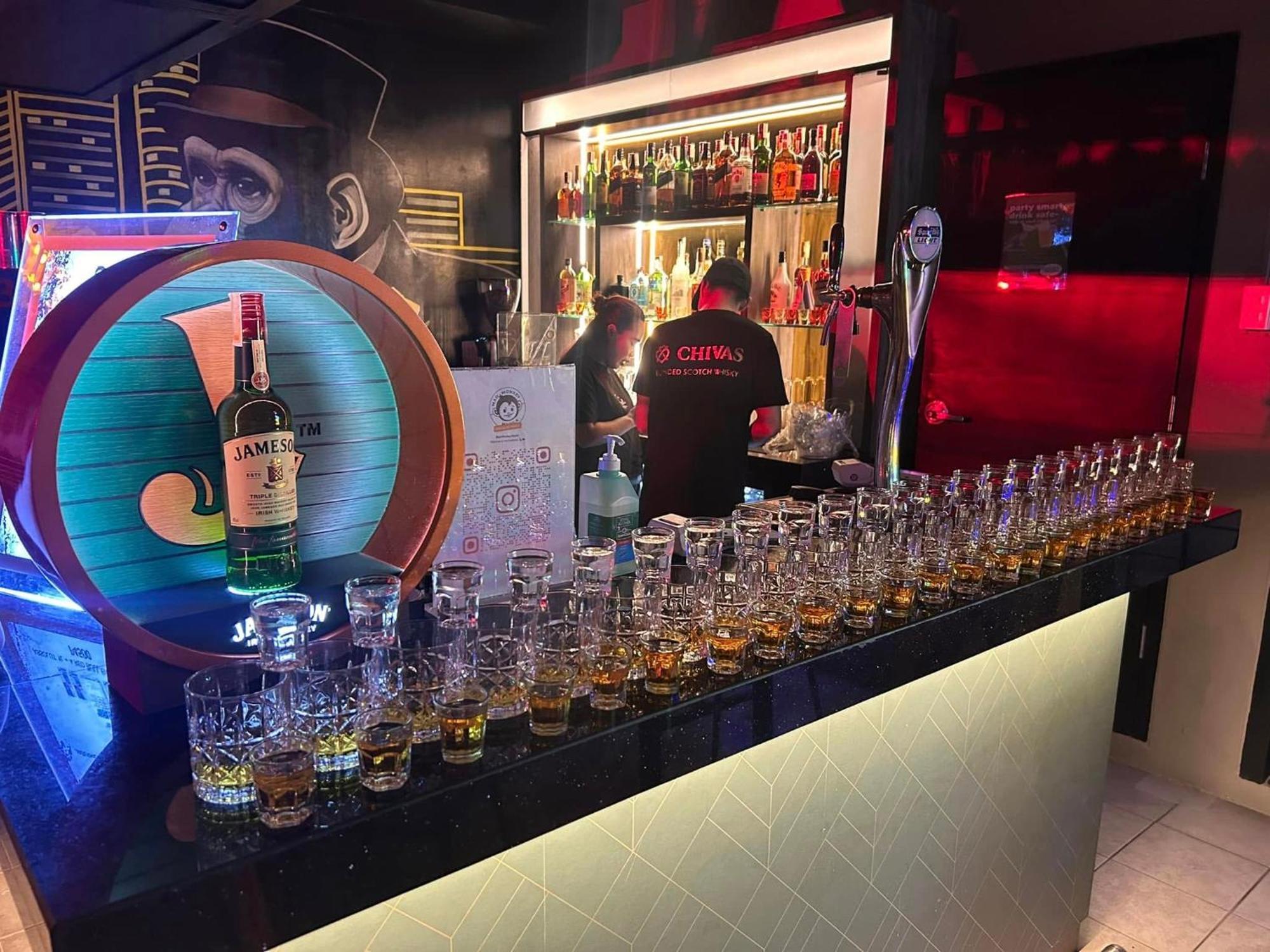 マカティ Mad Monkey Manilaホステル エクステリア 写真