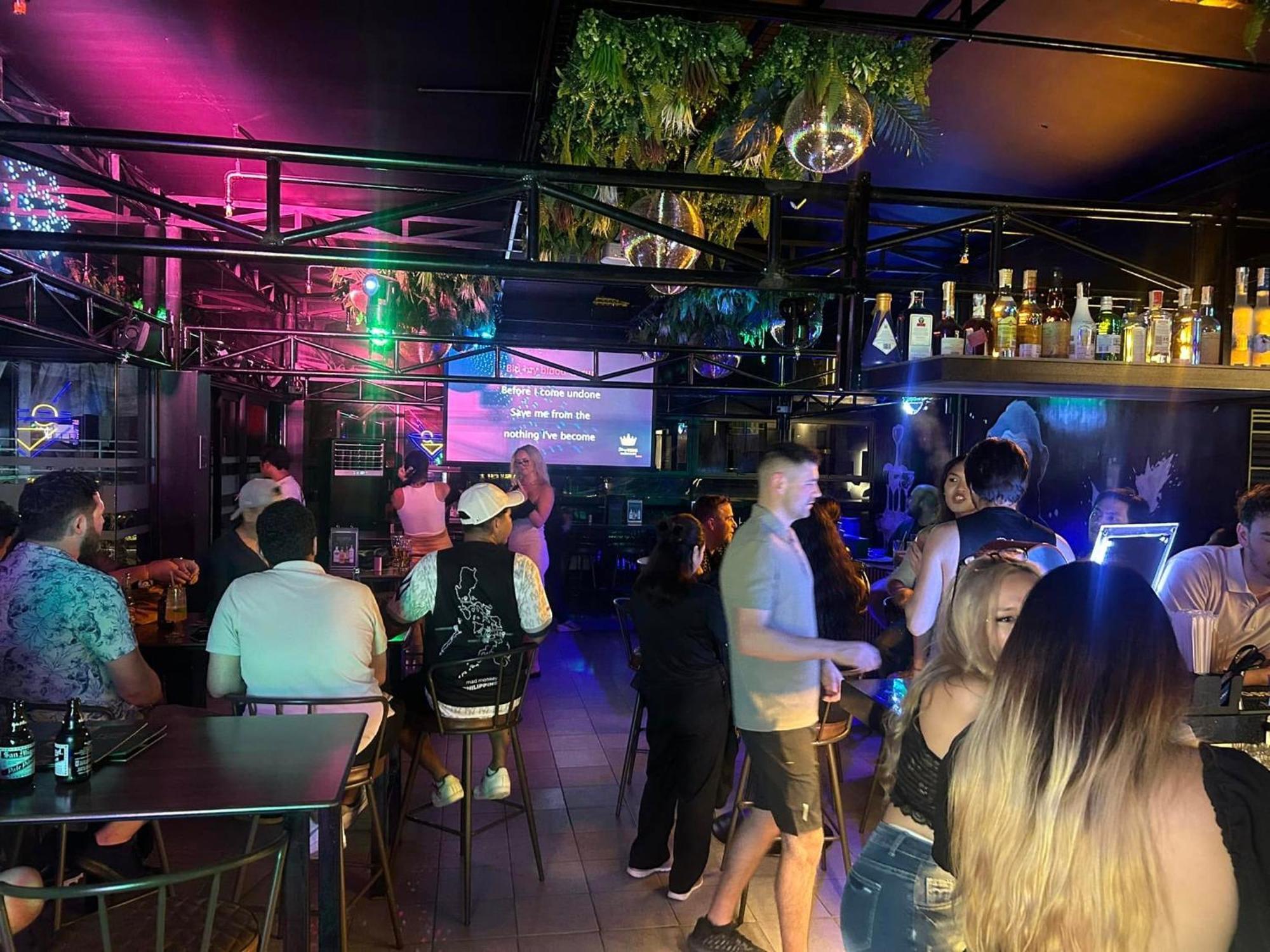 マカティ Mad Monkey Manilaホステル エクステリア 写真
