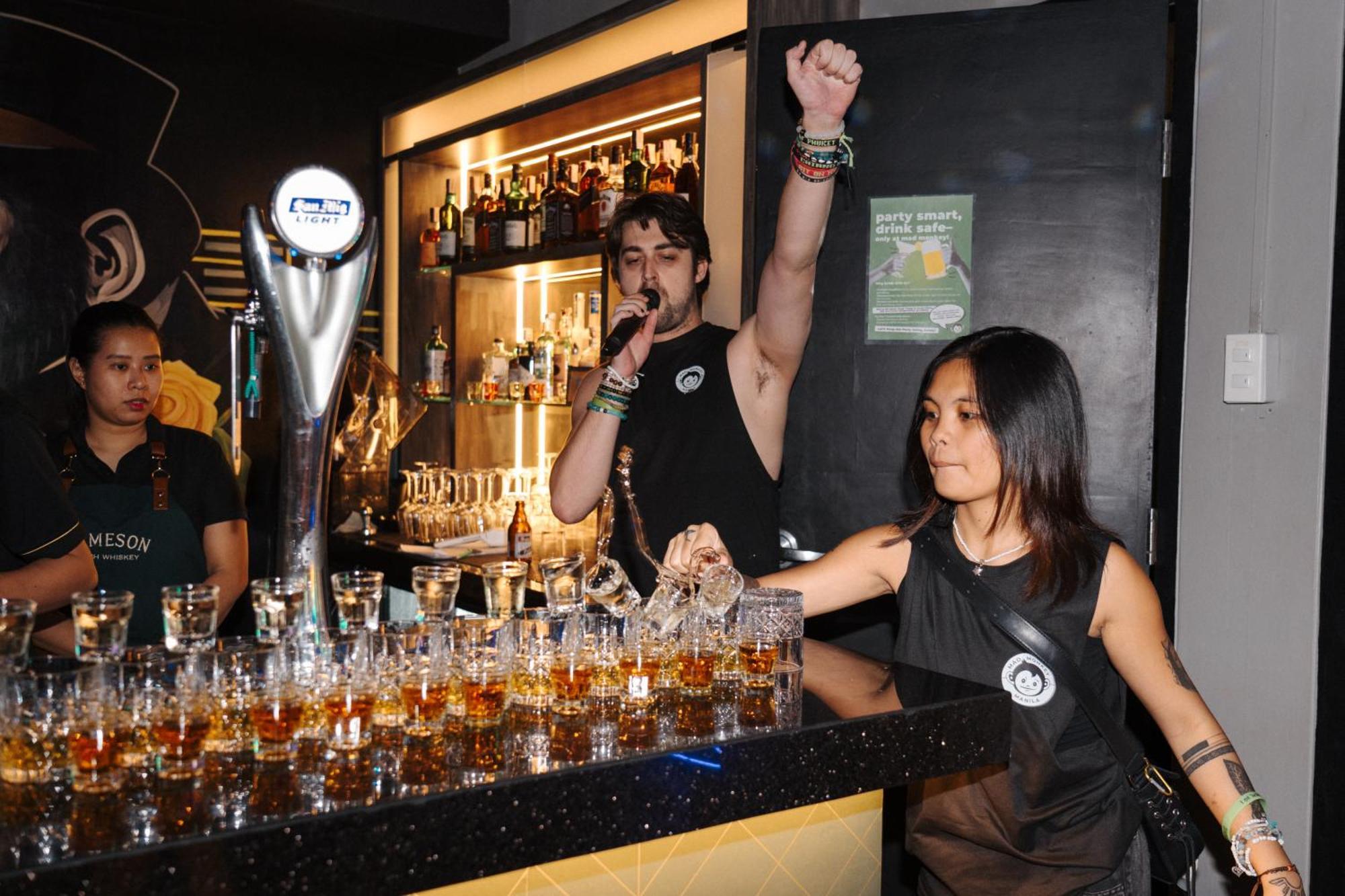 マカティ Mad Monkey Manilaホステル エクステリア 写真