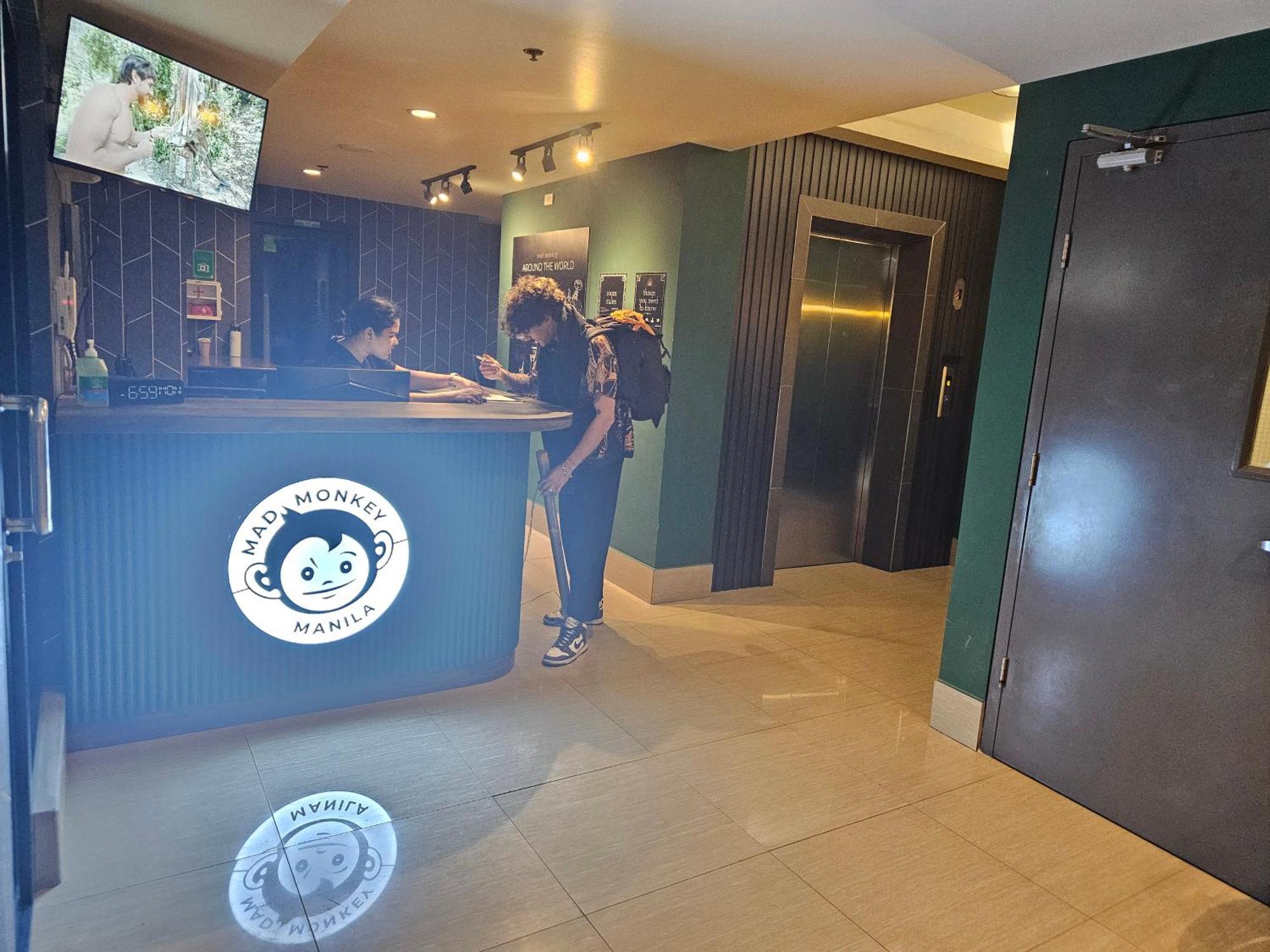 マカティ Mad Monkey Manilaホステル エクステリア 写真